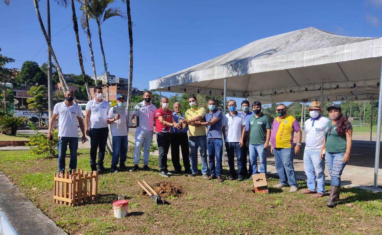 Camacã: Secretaria de Agricultura e Meio Ambiente em parceria com o Lions Clube e Maçonaria, realizam plantio de árvores e homenageia o empresário Eds